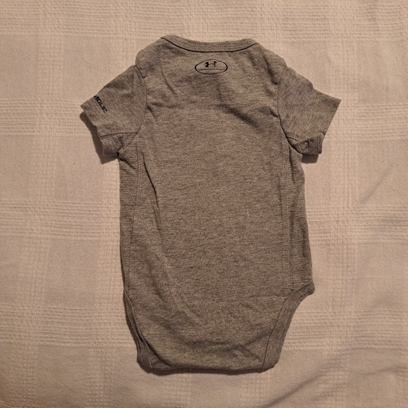 Under Armour boys 0-3 months gray body suit, snaps on the shoulder and bottom - Picture 2 of 3